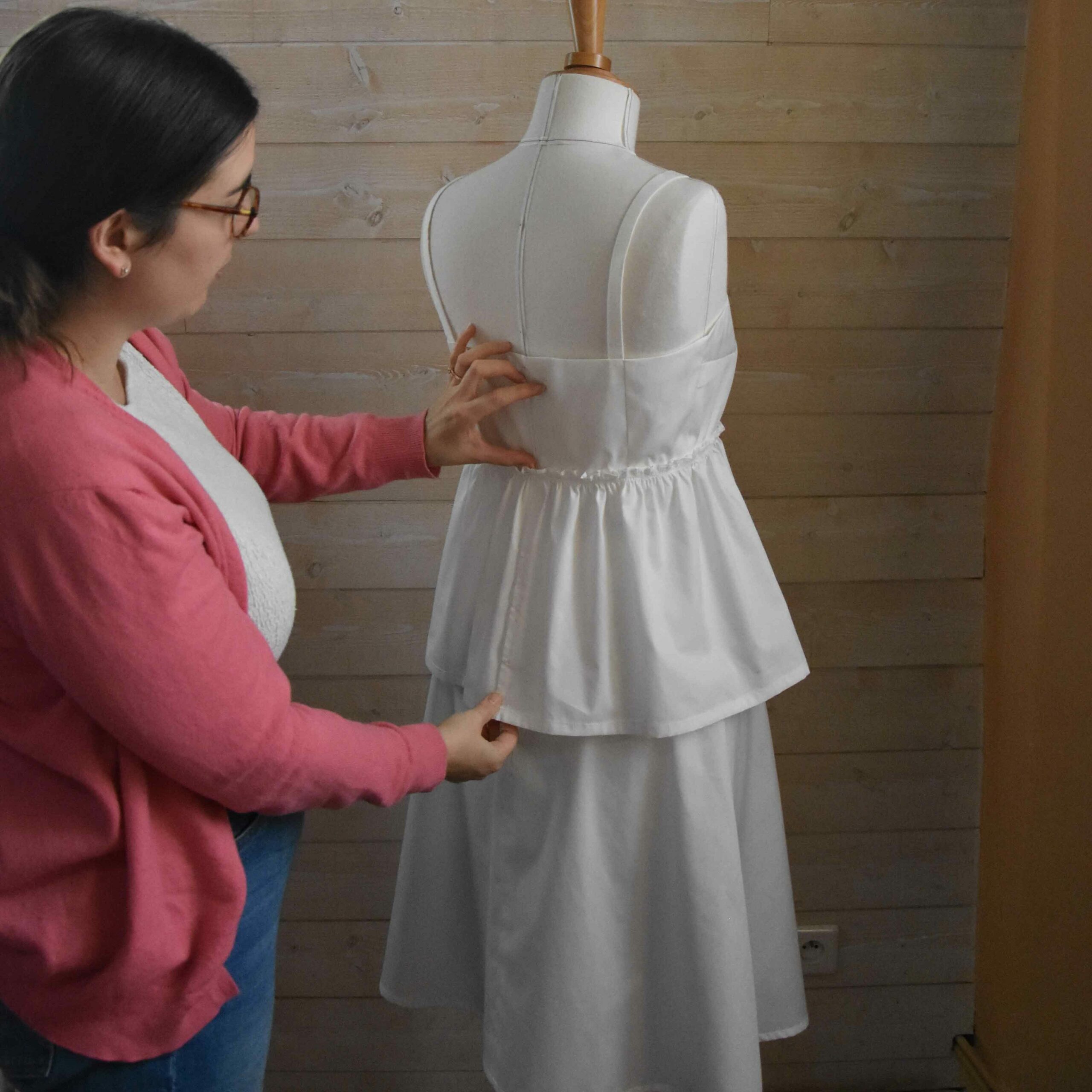 travail de toile sur mannequin, dans le respect des techniques de haute couture