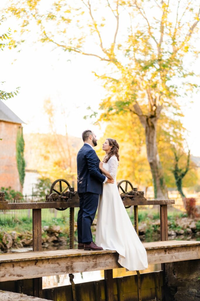 tenue de mariage pour femme par l'Atelier Lutel : robe de mariée avec gilet en dentelle incrustée