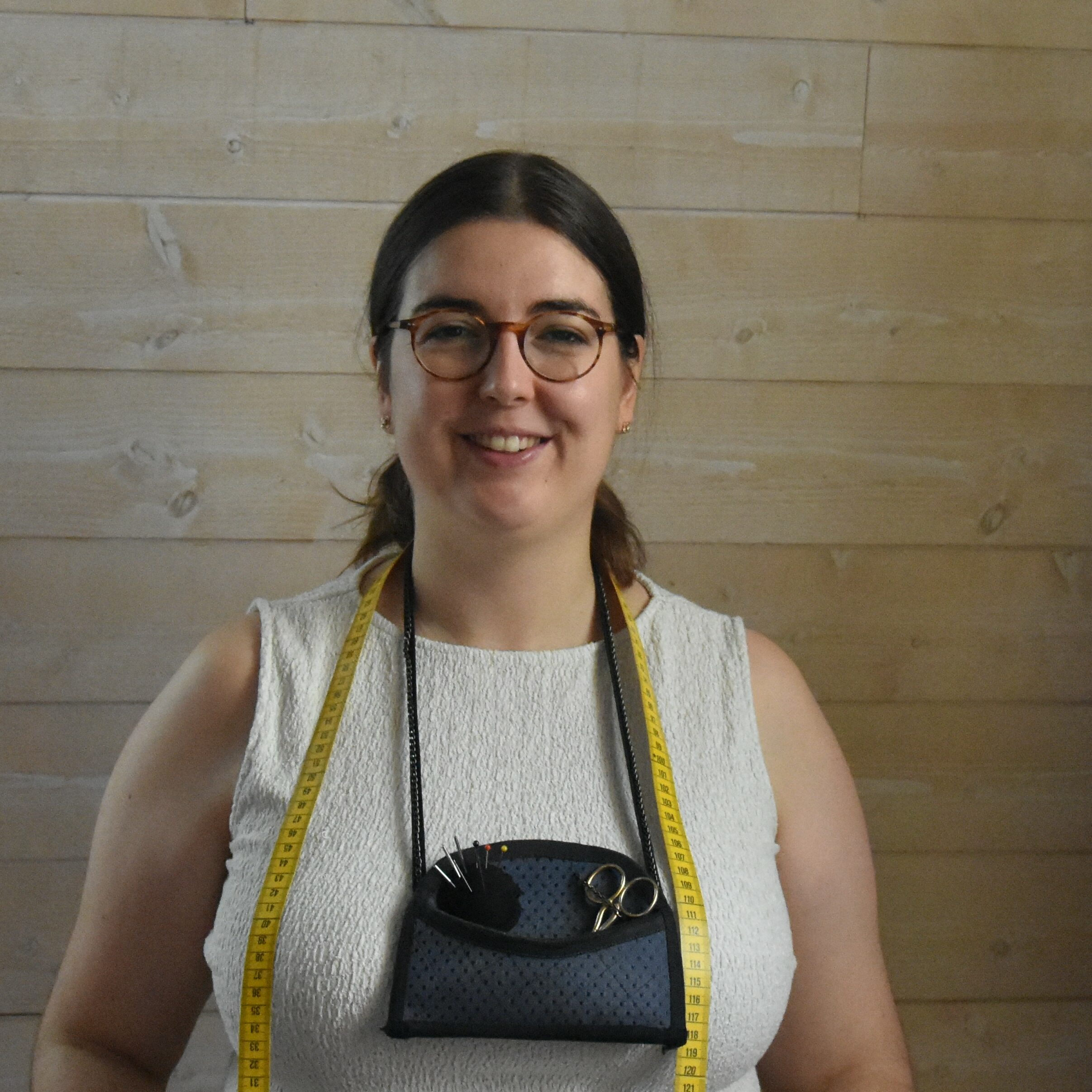 photo d'Angélique Lutfalla Juhel avec ses outils de couture