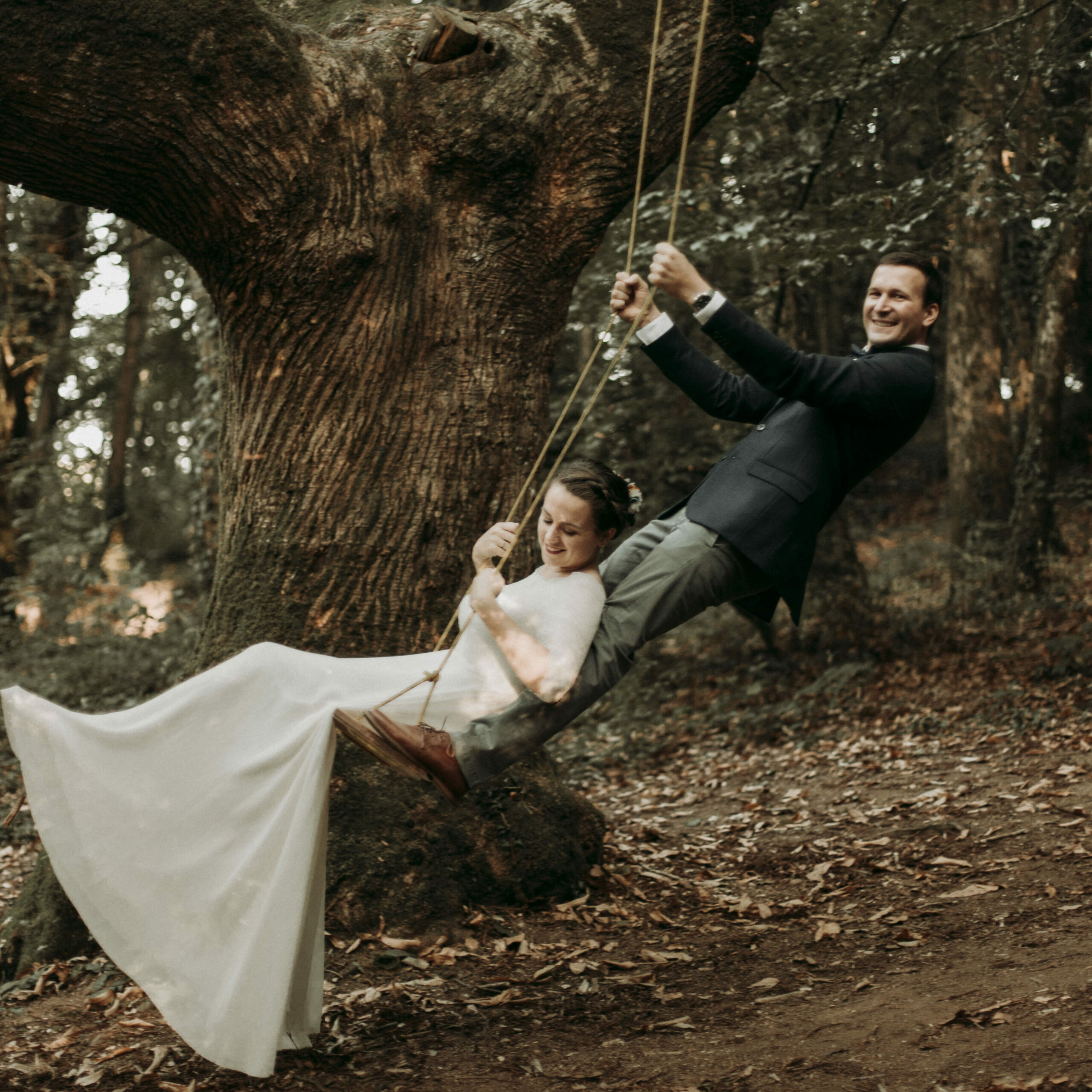 Photo de mariés heureux faisant de la balançoire à deux